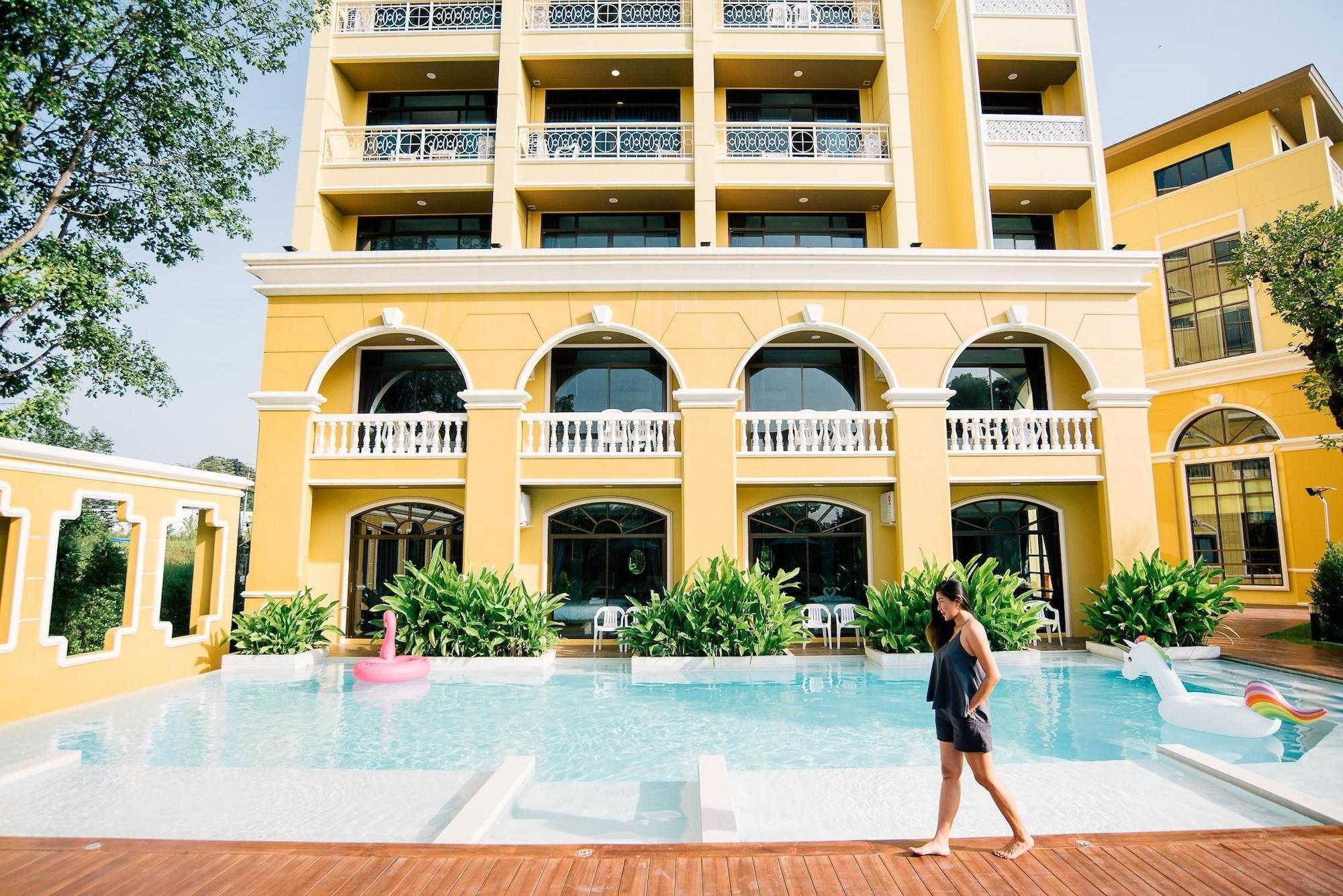 เดอะ ไพน์แอปเปิ้ล โฮเต็ล โรงแรม 4*