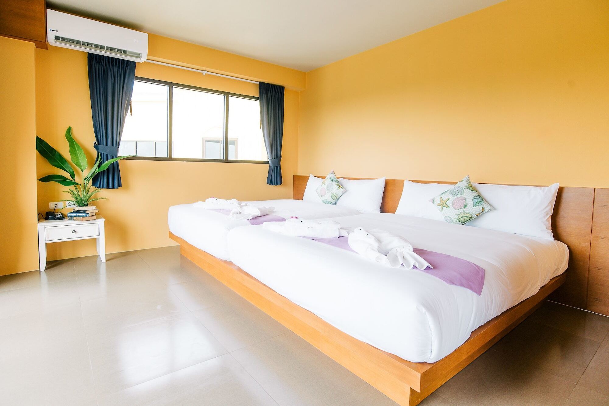 เดอะ ไพน์แอปเปิ้ล โฮเต็ล โรงแรม 4*