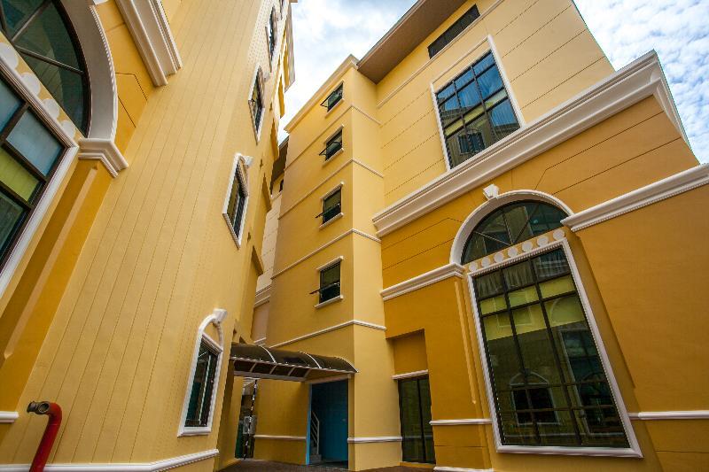 เดอะ ไพน์แอปเปิ้ล โฮเต็ล โรงแรม 4*